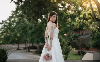 Organiser un mariage rockabilly cohérent, de la robe de mariée aux accessoires et à la coi